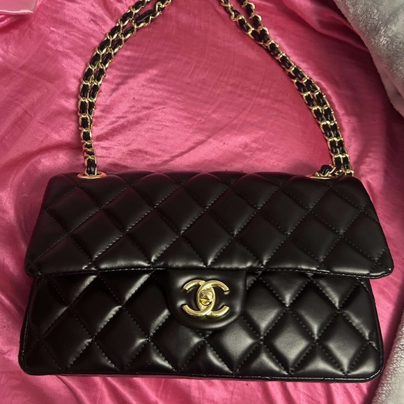 Chanel handBag - Picture 1 of 5